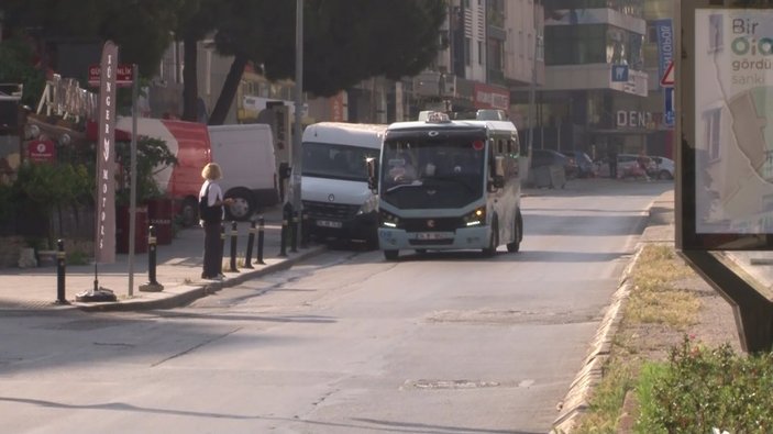Maltepe'deki minibüsçü, motosikletliyi önünde sürükledi