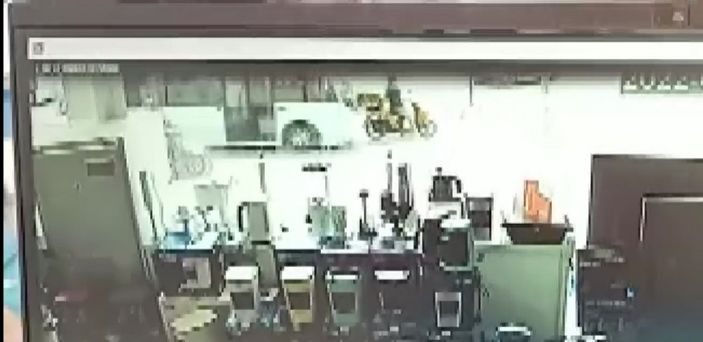 i Maltepe'deki minibüsçü, motosikletliyi önünde sürükledi