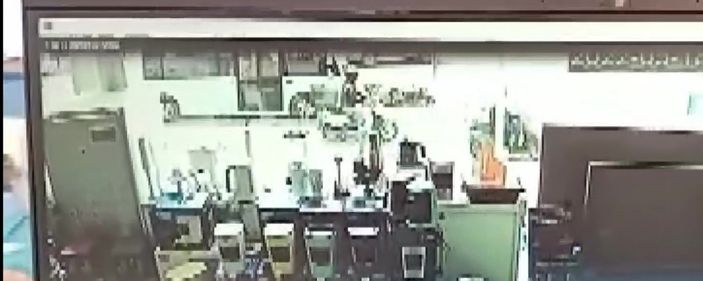 i Maltepe'deki minibüsçü, motosikletliyi önünde sürükledi