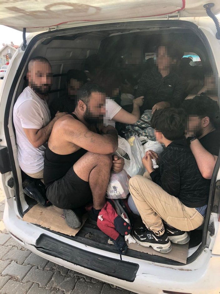 Marmaris'teki midibüsten, üst üste oturmuş 19 göçmen yakalandı