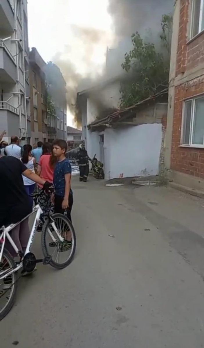 Bursa'da çıkan yangın sonrası ev kullanılamaz hale geldi