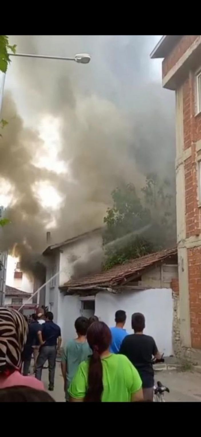 Bursa'da çıkan yangın sonrası ev kullanılamaz hale geldi