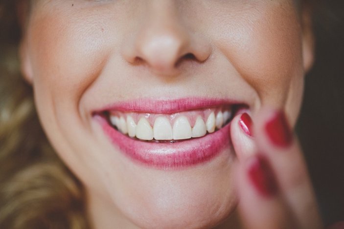 Dişleri doğal olarak beyazlatmak için 10 teknik