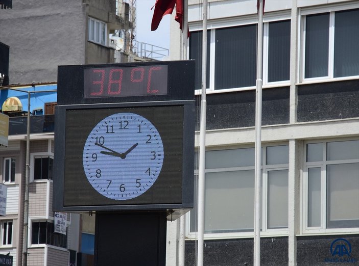 Ege'de 40 dereceyi aşan sıcaklıklar vatandaşları bunalttı