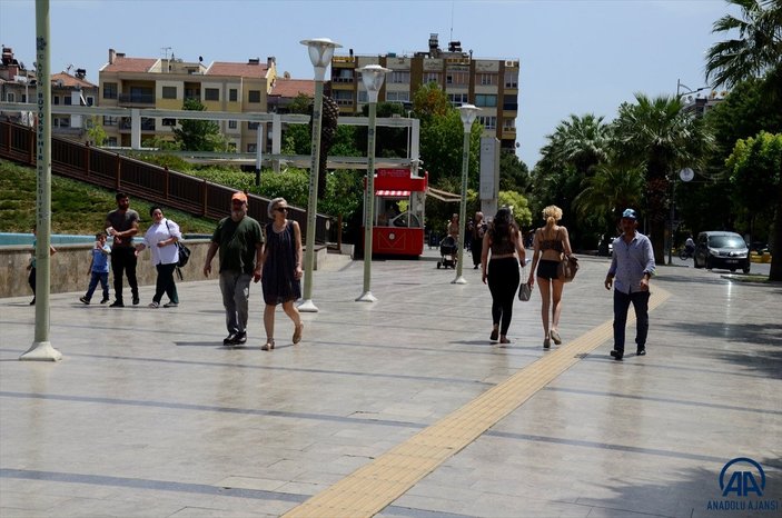 Ege'de 40 dereceyi aşan sıcaklıklar vatandaşları bunalttı