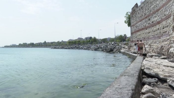 İstanbullular Boğaz'ın serin sularında serinledi