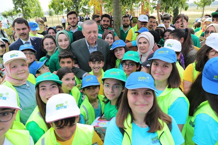 Cumhurbaşkanı Erdoğan, Atatürk Havalimanı'na ilk fidanı dikti