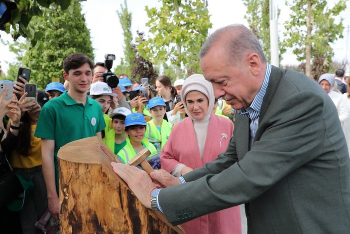 Cumhurbaşkanı Erdoğan, Atatürk Havalimanı'na ilk fidanı dikti