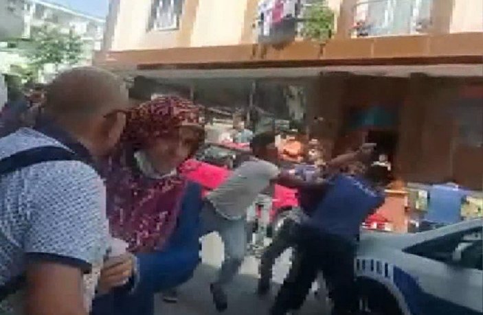 Esenyurt'ta polisle mahalleli arasında arbede