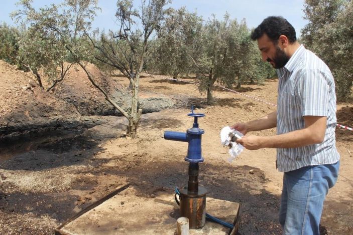 Manisa'da petrole benzer siyah sıvı heyecanlandırdı