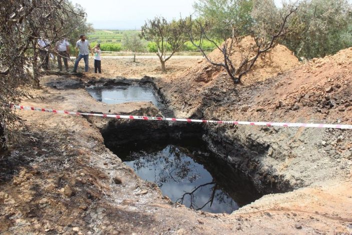 Manisa'da petrole benzer siyah sıvı heyecanlandırdı