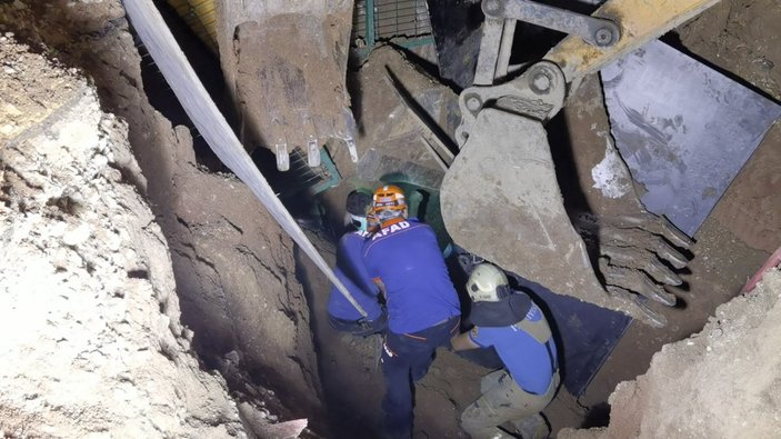 Bursa'da göçük altında kalan 2 işçi kurtarıldı