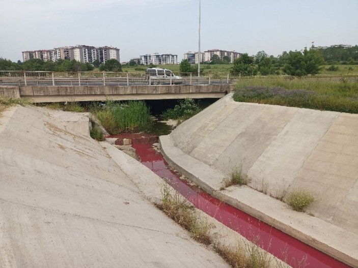 Tekirdağ'da bir kanalın suyu kırmızı aktı