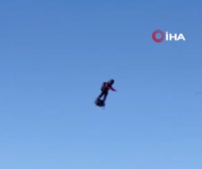 Fransa’da ‘uçan adam’ 15 metre yüksekten göle çakıldı