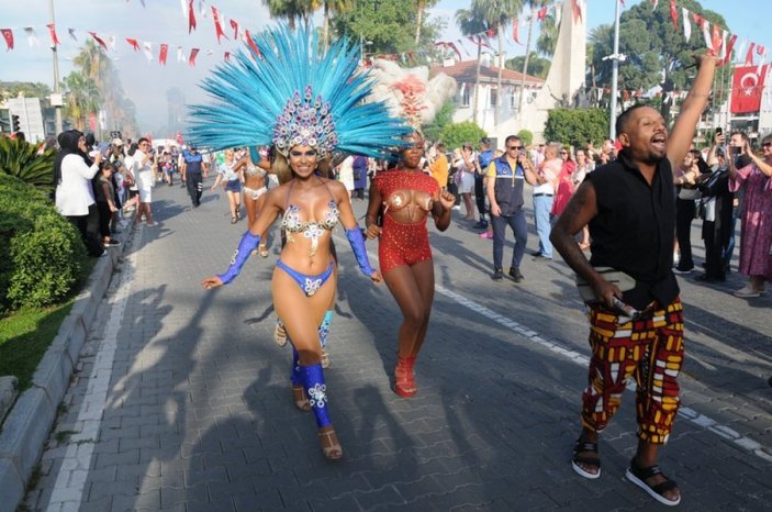 Alanya'daki turizm festivalinde Rio kızları sokaklarda yürüdü