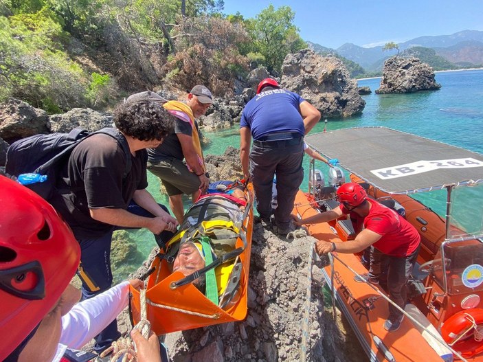 Antalya'da balık tutmak isterken kayalıklara düştü