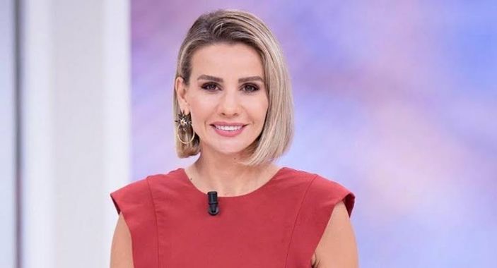 Esra Erol'un tatil kombini eleştiri yağmuruna tutuldu, fiziği olay oldu! 'Üstünü giymişsin altını unutmuşsun'