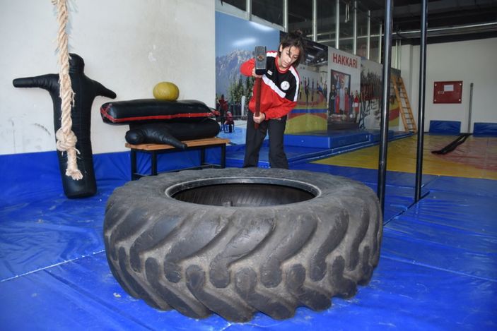 a Hakkarili Nurgül, 7 ay önce başladığı güreşte dünya üçüncülüğü kazandı