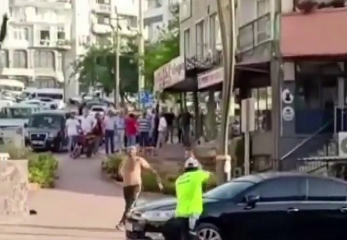 İzmir'de motosikletli şahıs, ceza yazan polise saldırdı