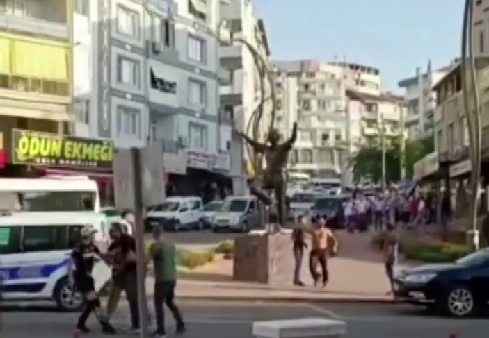 İzmir'de motosikletli şahıs, ceza yazan polise saldırdı
