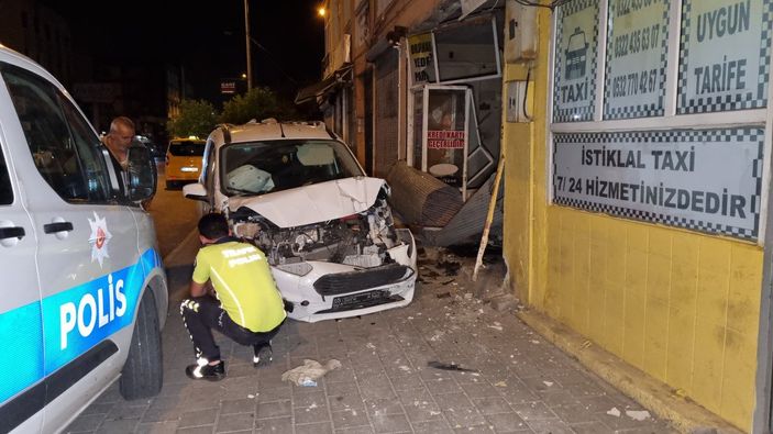 Adana'da motosiklet sürücünü ezmemek için direksiyon kırdı, iş yerine daldı