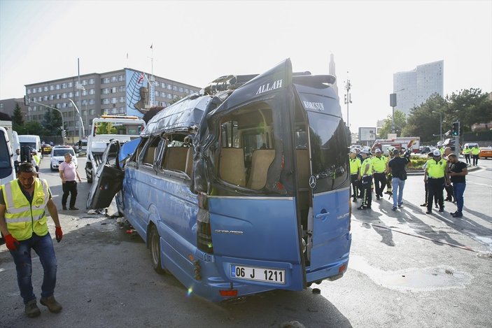 Ankara'da minibüs kaza yaptı: 20 yaralı