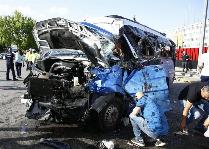 Ankara'da minibüs kaza yaptı: 20 yaralı