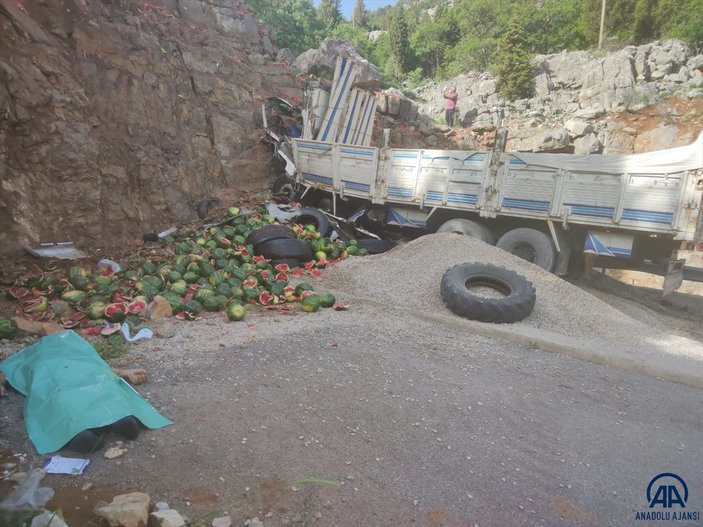 Konya'da karpuz yüklü kamyon kayalıklara çarptı: 1 ölü