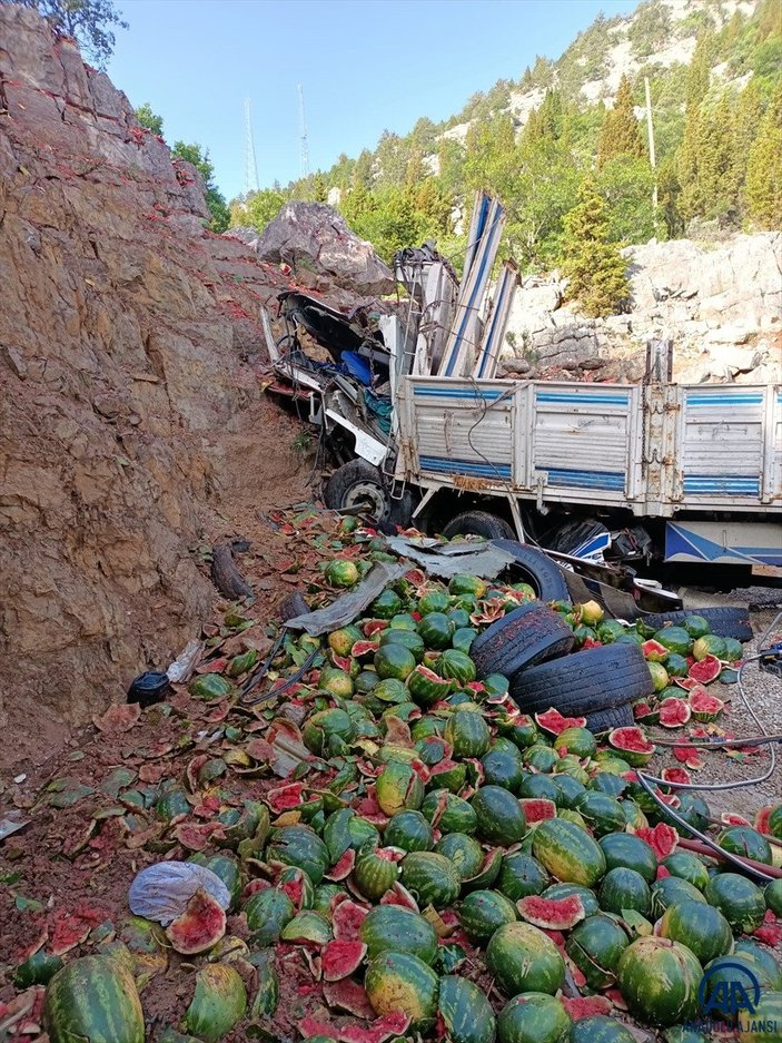 Konya'da karpuz yüklü kamyon kayalıklara çarptı: 1 ölü