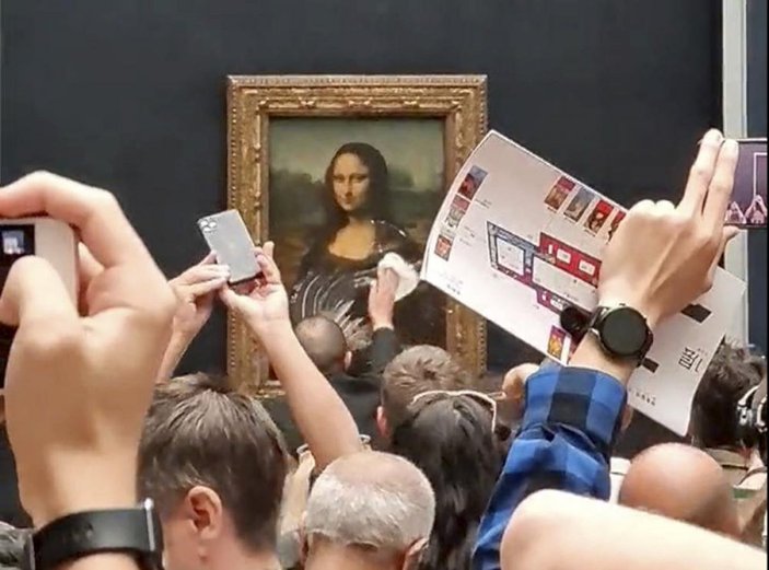 Mona Lisa tablosuna pastalı saldırı
