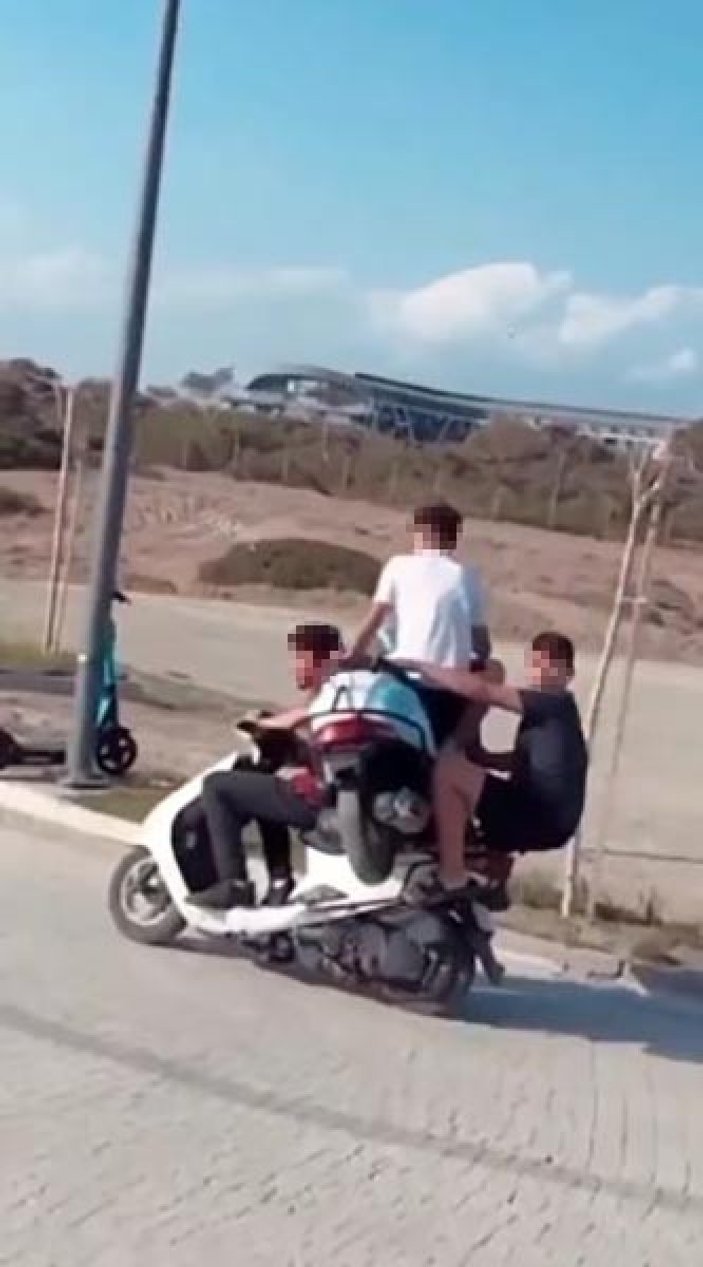Antalya'da yakıtı biten motosikleti diğeriyle taşıyan gençler