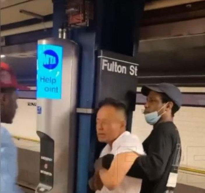 New York metrosunda Asyalı adama yumruklu saldırı