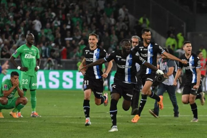Saint-Etienne, Ligue 2'ye düştü