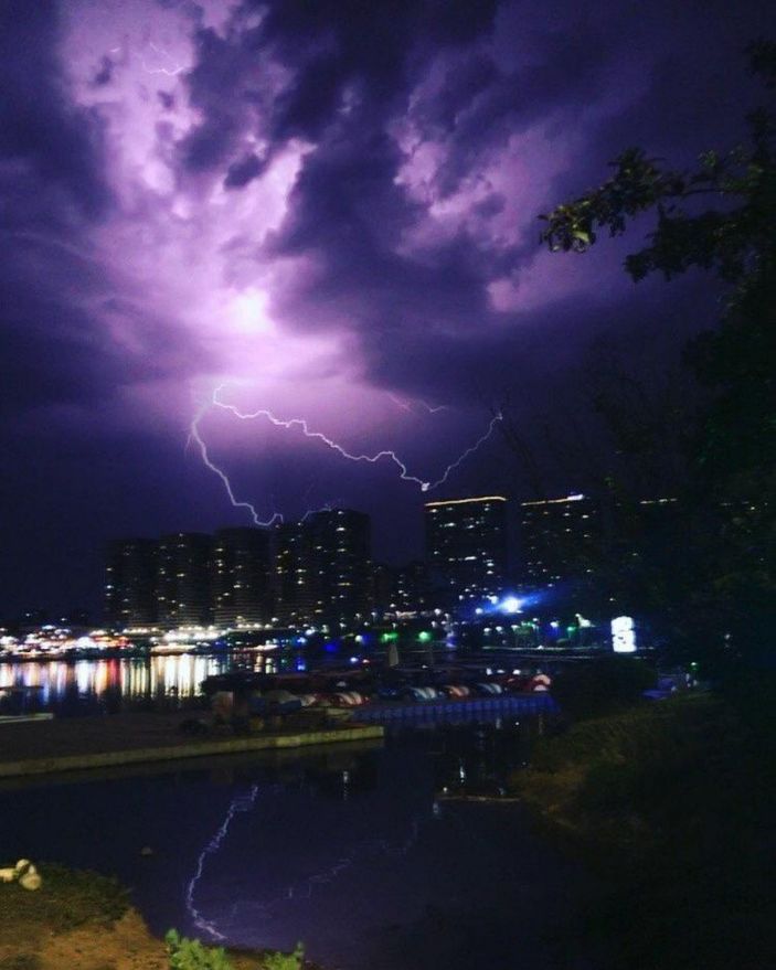 d Ankara’da, şimşekler gökyüzünü aydınlattı