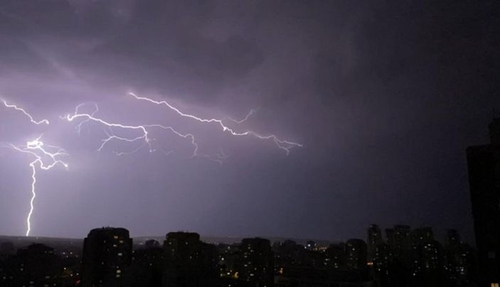 d Ankara’da, şimşekler gökyüzünü aydınlattı