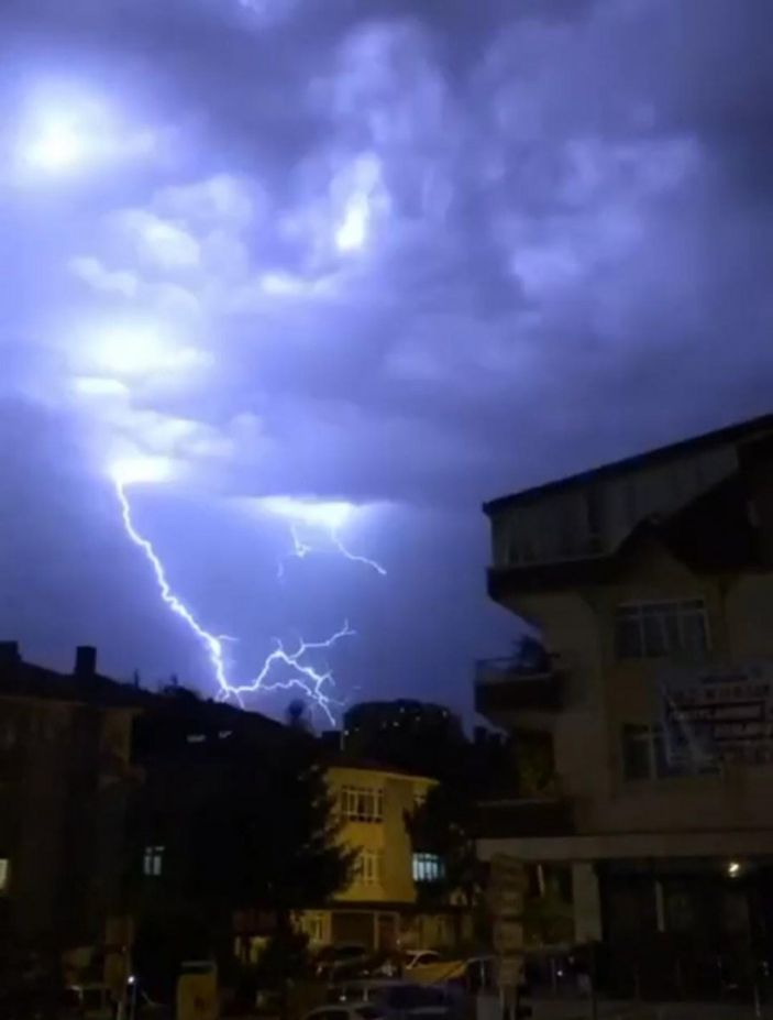 d Ankara’da, şimşekler gökyüzünü aydınlattı