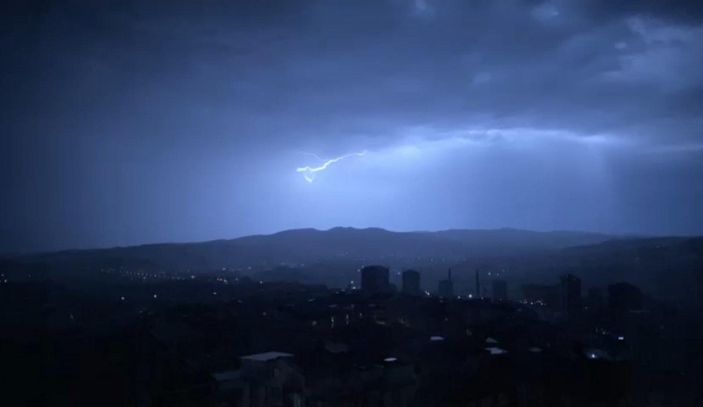 d Ankara’da, şimşekler gökyüzünü aydınlattı