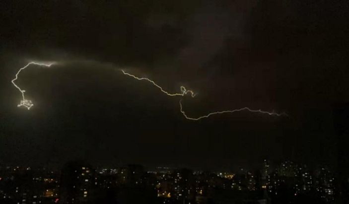 d Ankara’da, şimşekler gökyüzünü aydınlattı