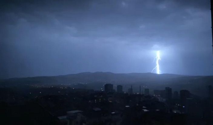 d Ankara’da, şimşekler gökyüzünü aydınlattı