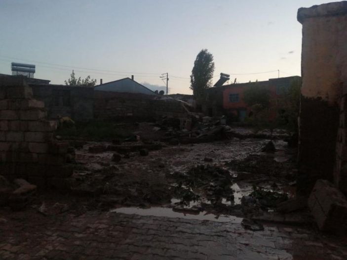 Ağrı'da sele kapılan çocuk yaşamını yitirdi