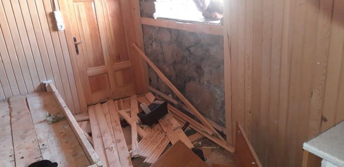 d Rize’de, aç kalan ayılar yayla evinin altını üstüne getirdi