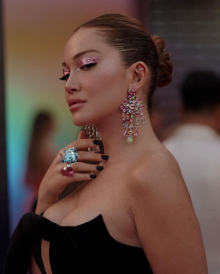 Danla Bilic straplez elbisesiyle göğüs dekoltesini gere gere poz verdi! 'Silikonlar cuk oturmuş'