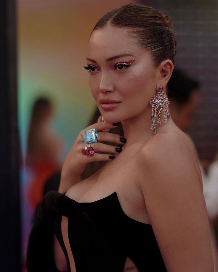 Danla Bilic straplez elbisesiyle göğüs dekoltesini gere gere poz verdi! 'Silikonlar cuk oturmuş'