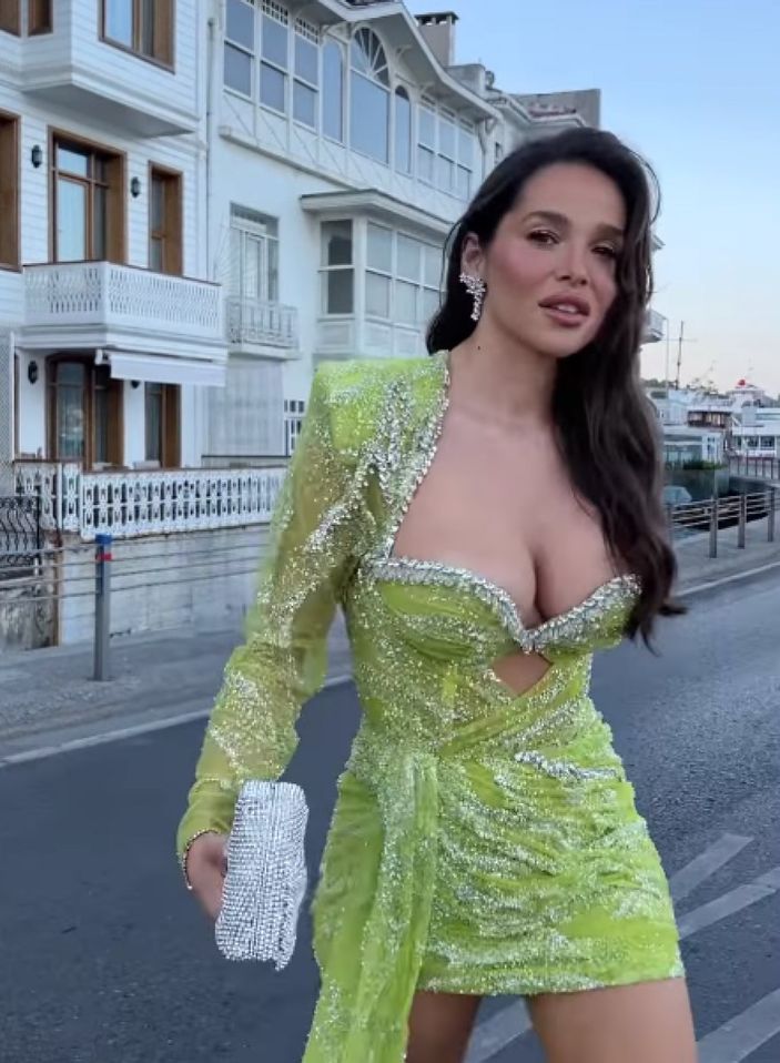 Influencer Ezgi Fındık dekolteyi abarttı, takipçileri coştu! 'Erik gibisin kütür kütür'