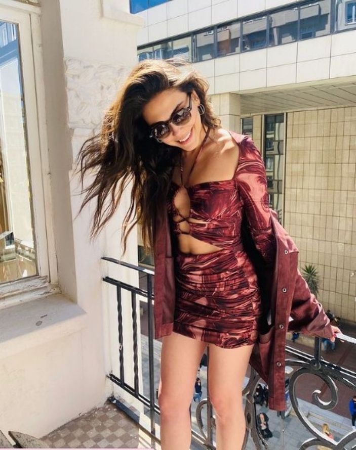 Baba'nın Elif'i Dilara Aksüyek dekolteli ve mini etekli pozlarıyla ortalığı yıktı! Bakan gözlerini alamadı