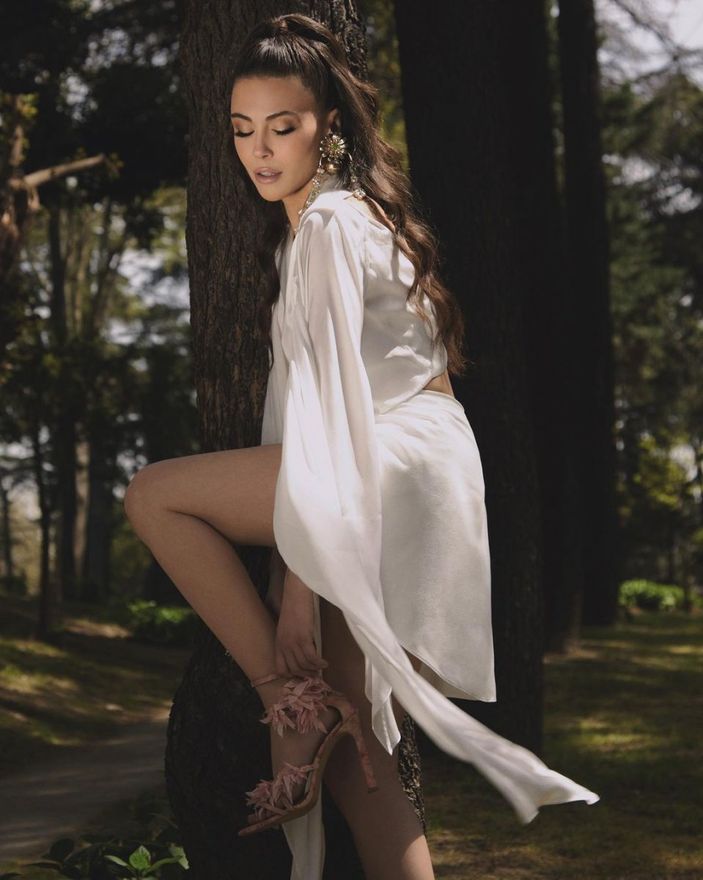 Baba'nın Elif'i Dilara Aksüyek dekolteli ve mini etekli pozlarıyla ortalığı yıktı! Bakan gözlerini alamadı