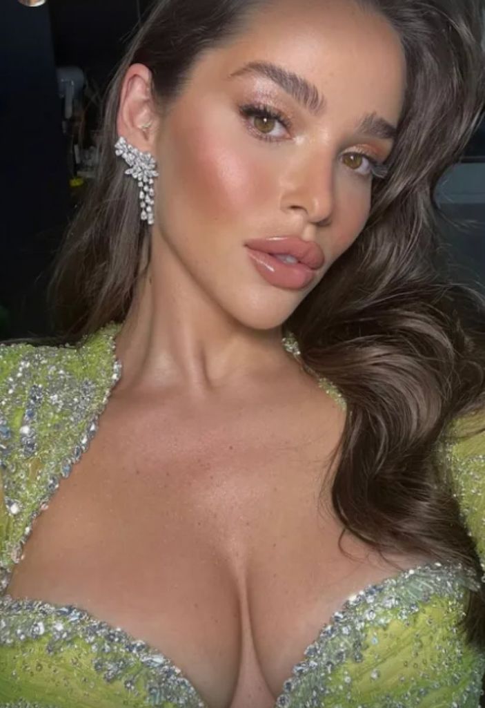 Influencer Ezgi Fındık dekolteyi abarttı, takipçileri coştu! 'Erik gibisin kütür kütür'