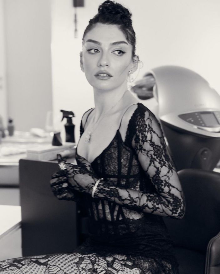 Hazar Ergüçlü dantelli transparan elbisesiyle bir oturup bir kalktı! Sütyensiz pozları sosyal medyayı yıktı