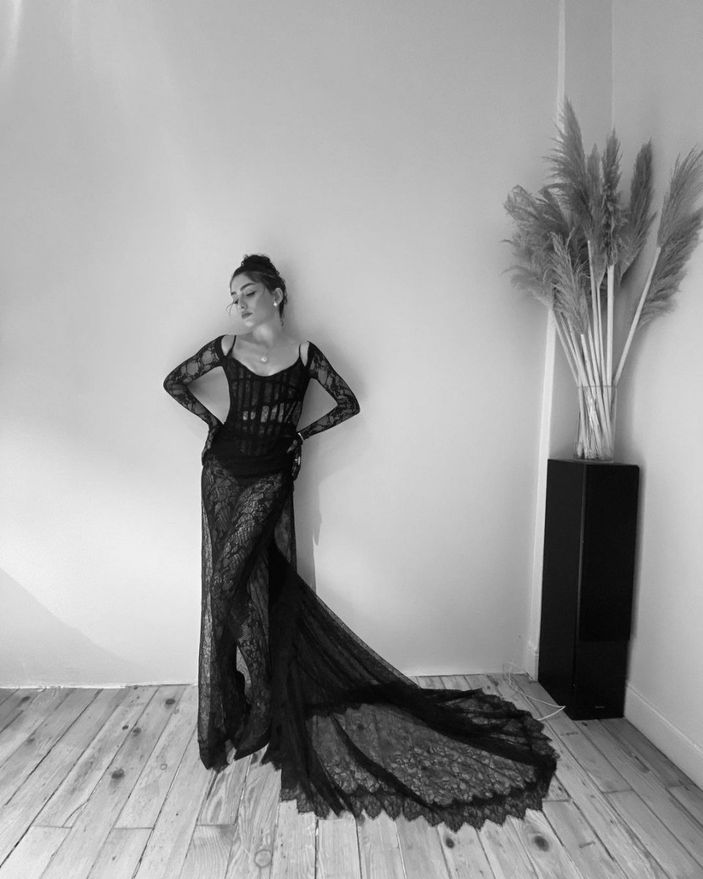 Hazar Ergüçlü dantelli transparan elbisesiyle bir oturup bir kalktı! Sütyensiz pozları sosyal medyayı yıktı