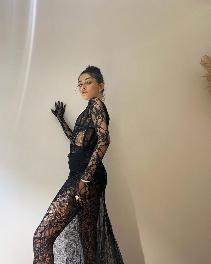 Hazar Ergüçlü dantelli transparan elbisesiyle bir oturup bir kalktı! Sütyensiz pozları sosyal medyayı yıktı